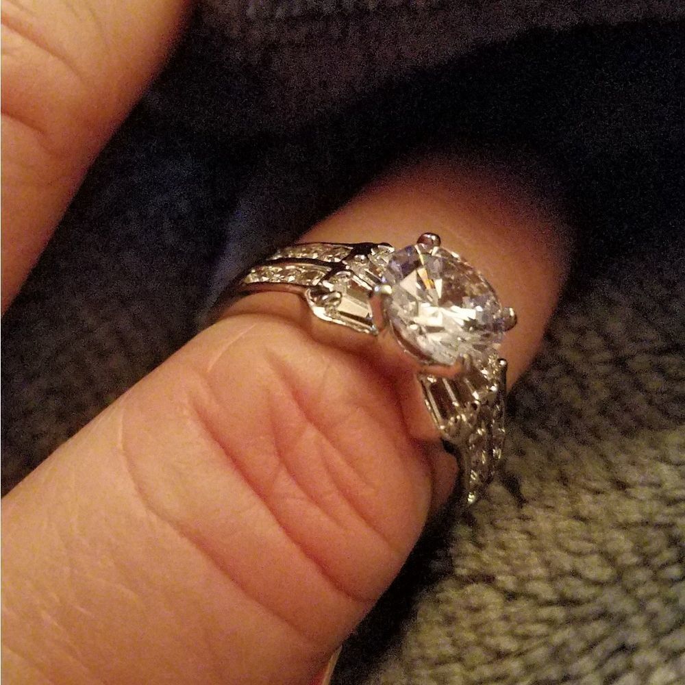 Size 8 ring with stud earrings‎ - Picture 7 of 8